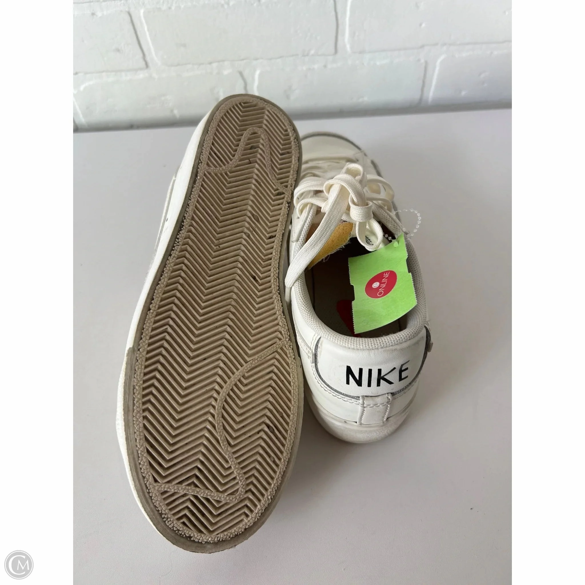Shoes Sneakers By Nike In Grey & White, Size: 7.5