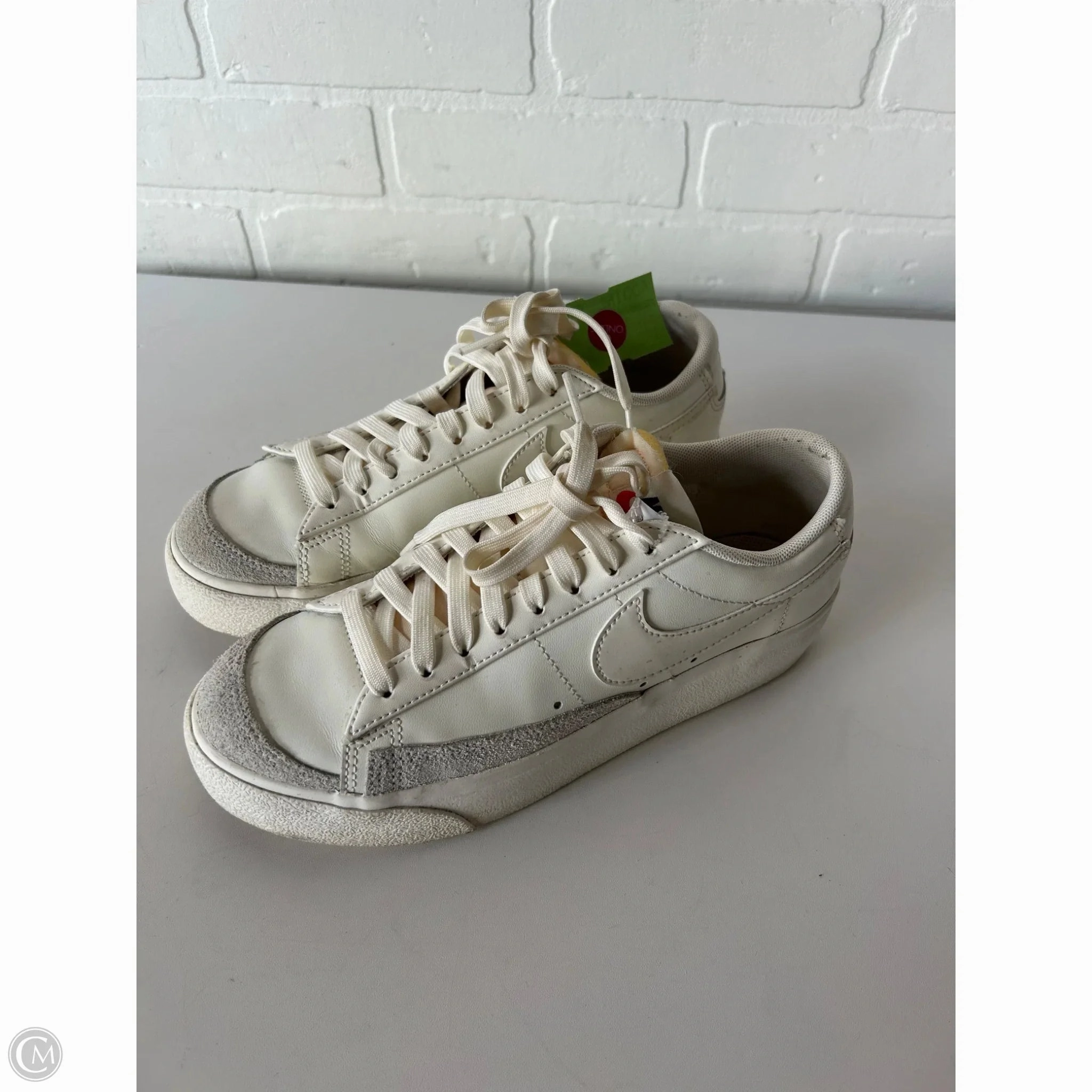 Shoes Sneakers By Nike In Grey & White, Size: 7.5