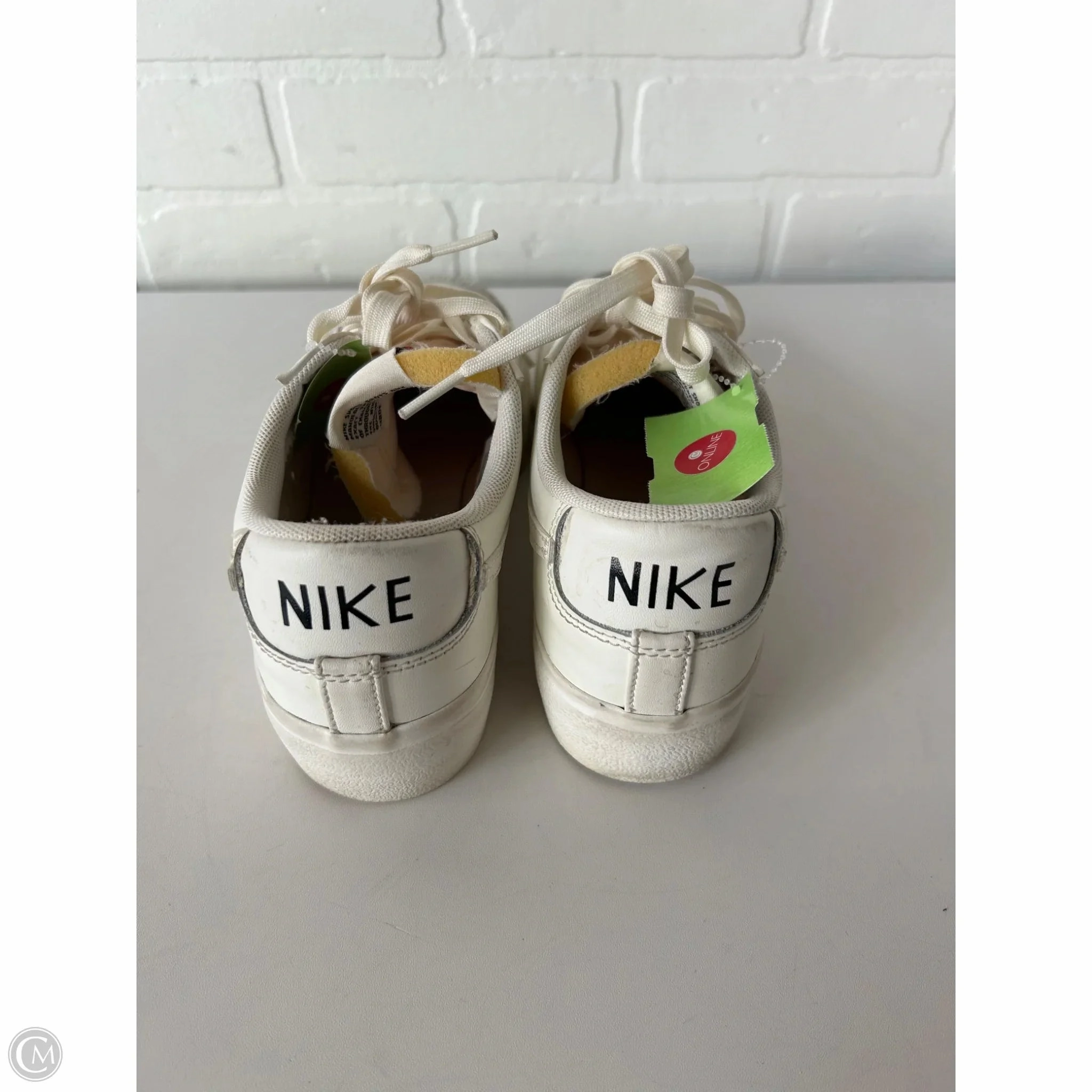 Shoes Sneakers By Nike In Grey & White, Size: 7.5